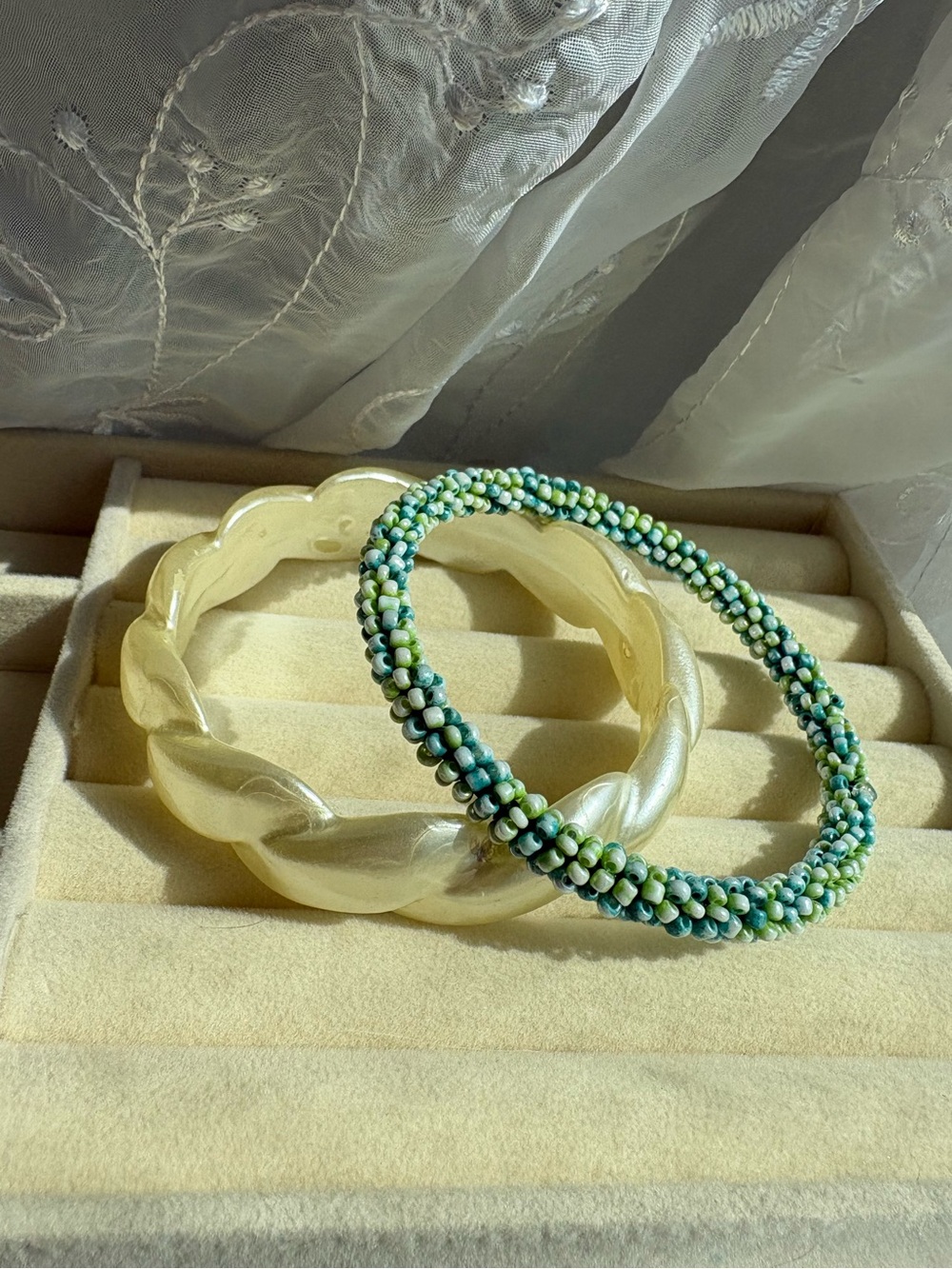 VINTAGE Bracelet Set Beaded Green and Teal Bracelet Set - Stackable Bangles - Picture 3 of 6